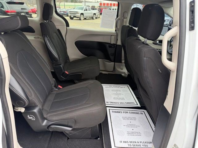 Used 2022 Chrysler Voyager LX FWD image 16