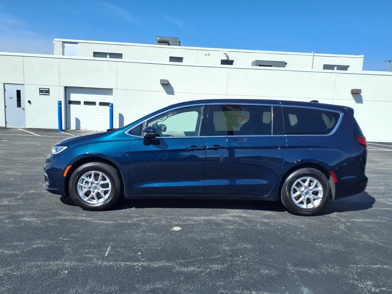 Used 2023 Chrysler Pacifica Touring-L FWD image 9