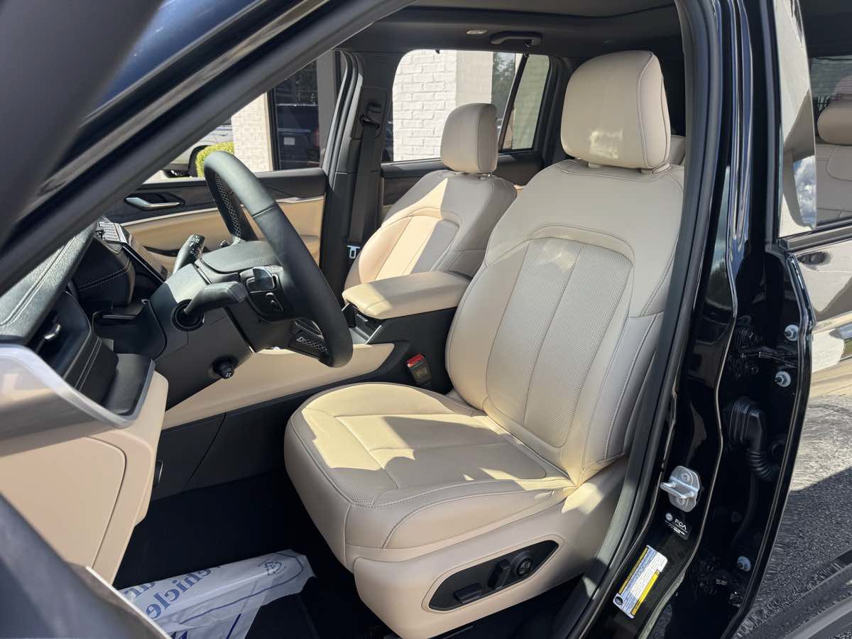 Used 2025 Jeep Grand Cherokee Limited w/ Luxury Tech Group II AWD/4WD image 10
