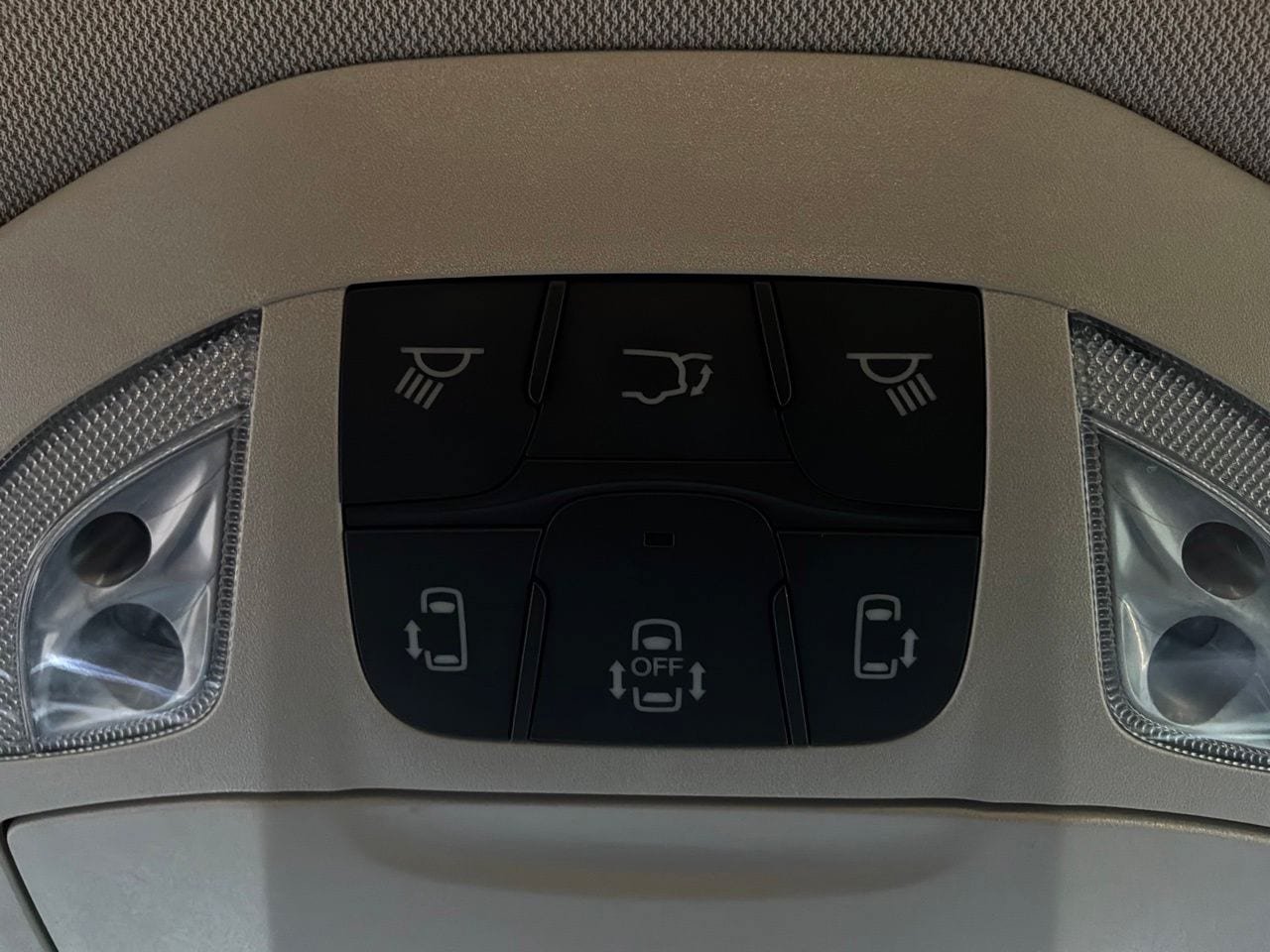 Used 2023 Chrysler Voyager LX FWD image 19