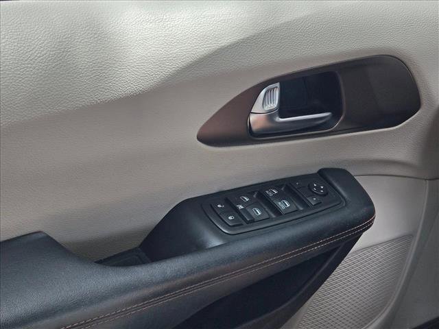 Used 2019 Chrysler Pacifica Touring-L FWD image 12