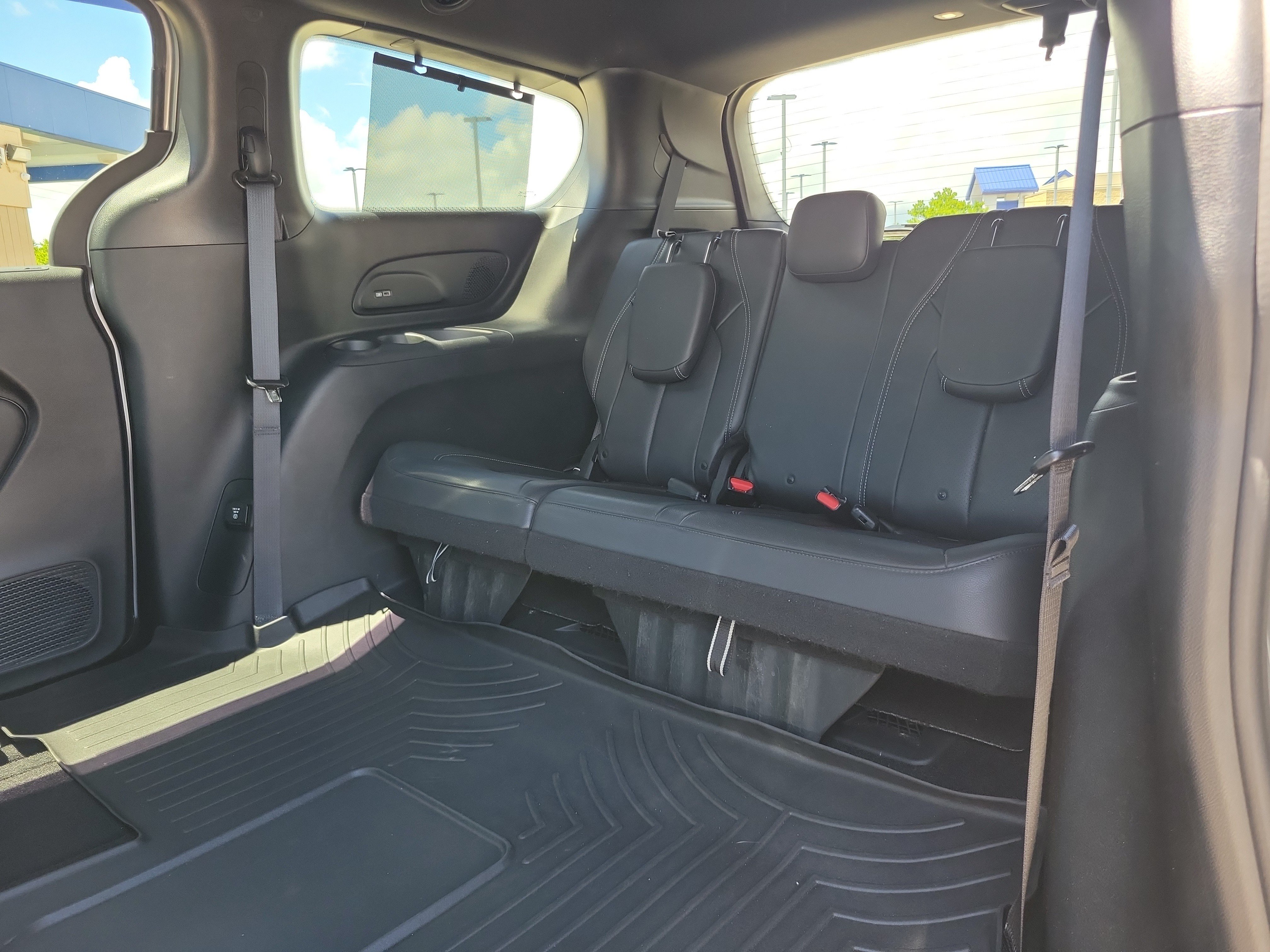 Used 2019 Chrysler Pacifica Touring-L Plus w/ Advanced Safetytec Group FWD image 9