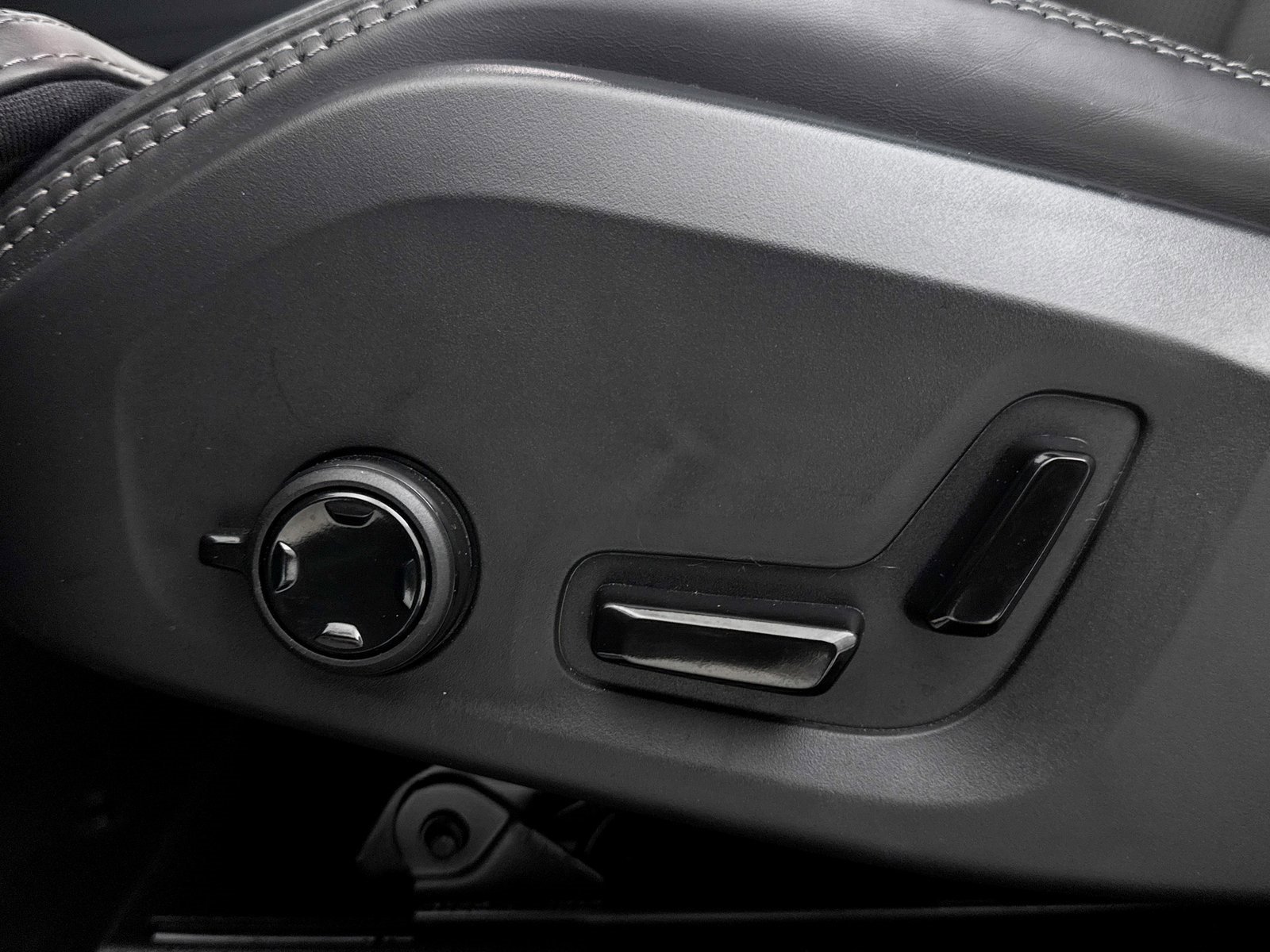 Used 2024 Volvo XC60 T8 Ultimate w/ Climate Package image 32