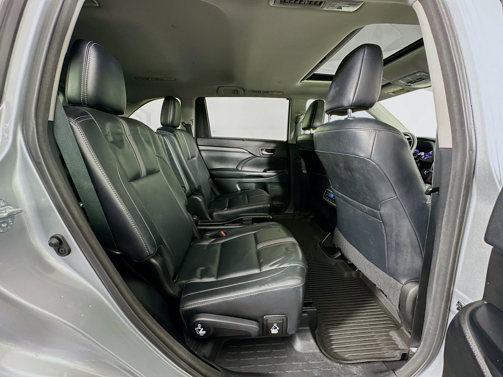 Used 2017 Toyota Highlander SE image 28