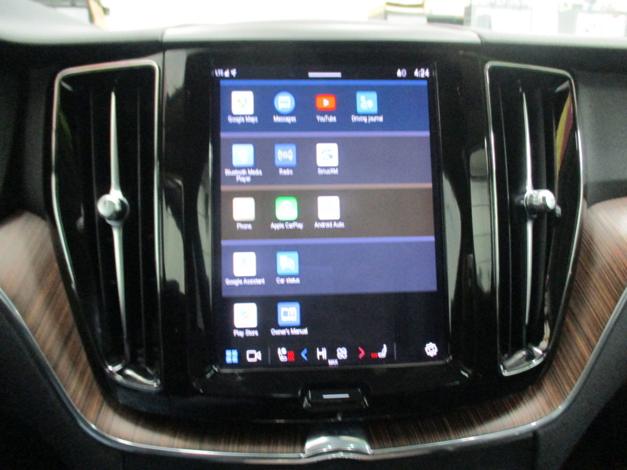 Used 2022 Volvo XC60 B5 Momentum image 22