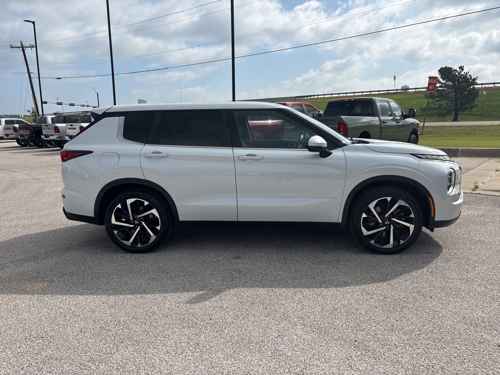 Used 2022 Mitsubishi Outlander ES AWD/4WD image 7