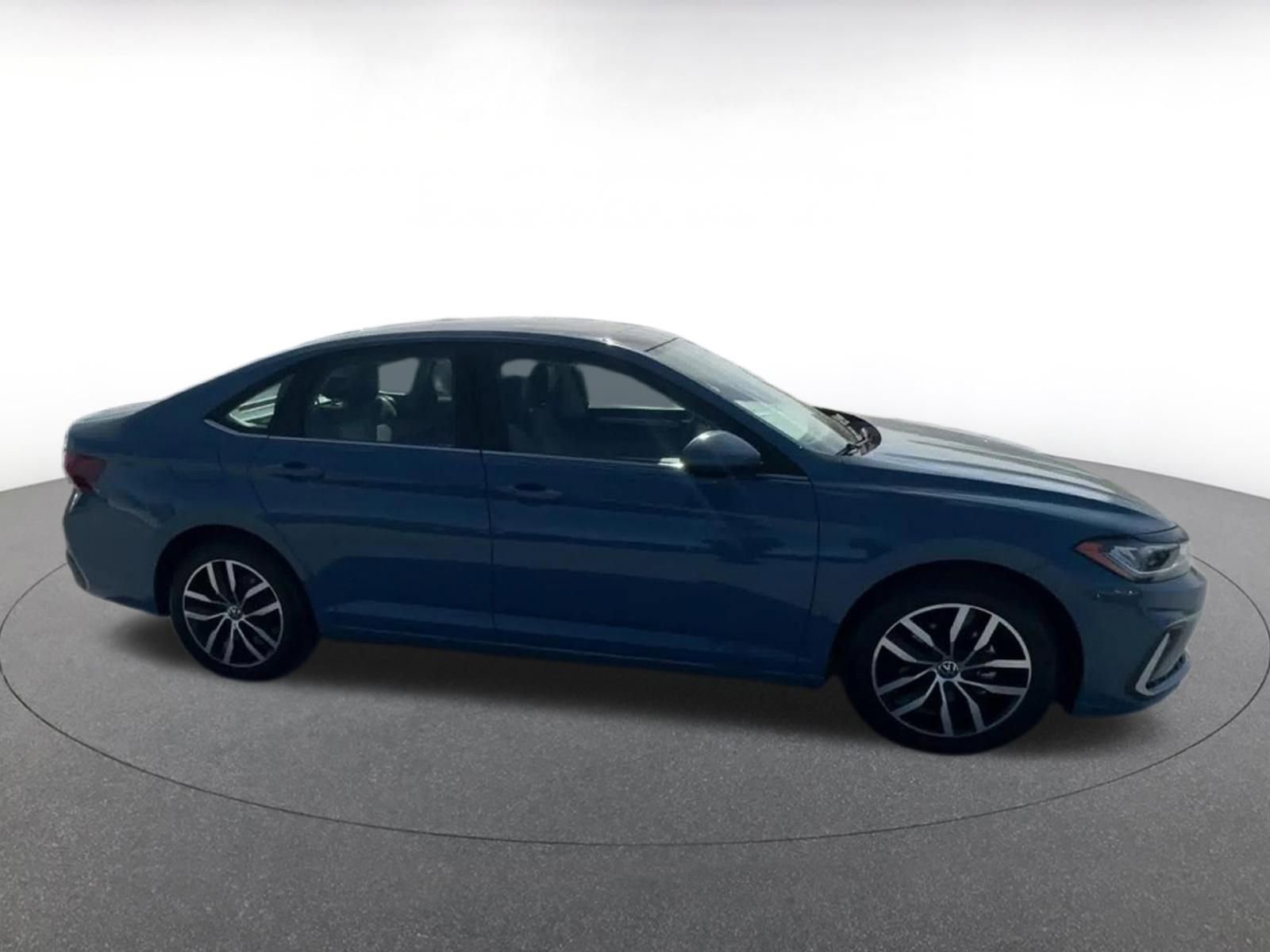 Used 2025 Volkswagen Jetta SE image 14