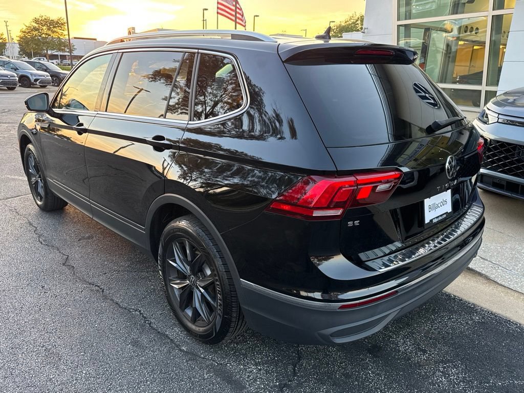 Used 2024 Volkswagen Tiguan SE w/ Panoramic Sunroof Package AWD/4WD image 4