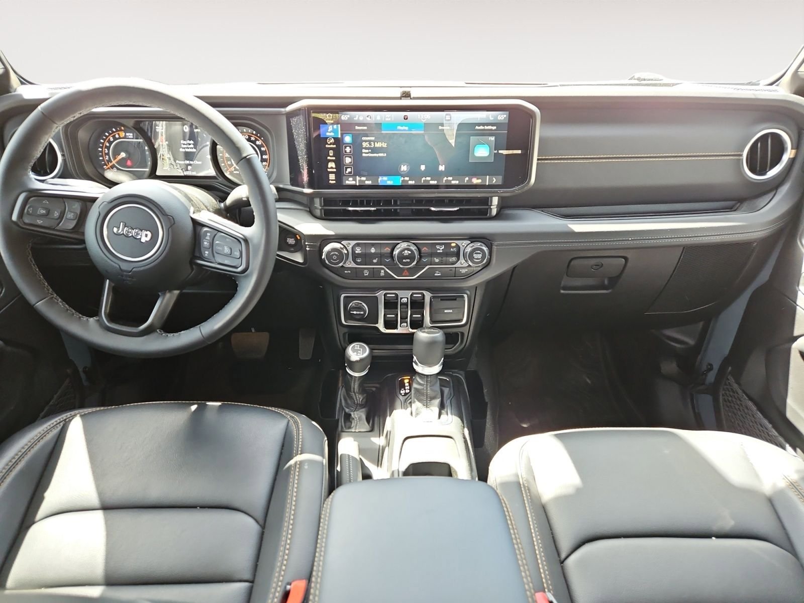 Used 2025 Jeep Gladiator Sport AWD/4WD image 10