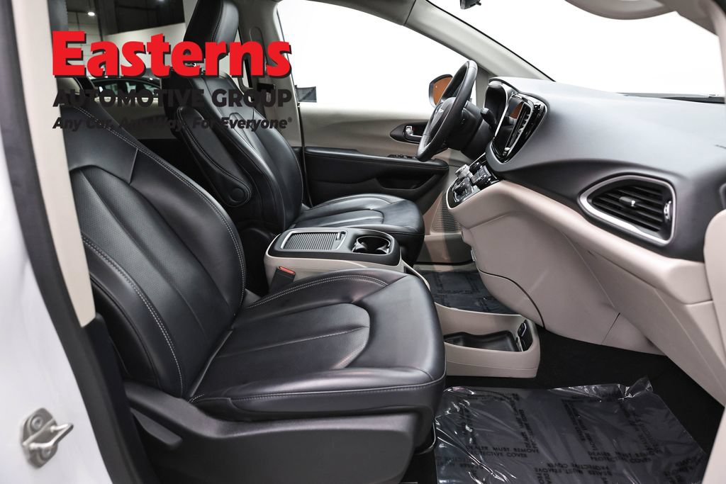 Used 2023 Chrysler Pacifica Touring-L FWD image 25