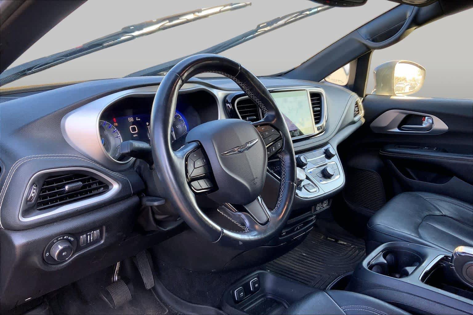Used 2021 Chrysler Pacifica Touring-L w/ Uconnect Theater Family Group FWD image 15
