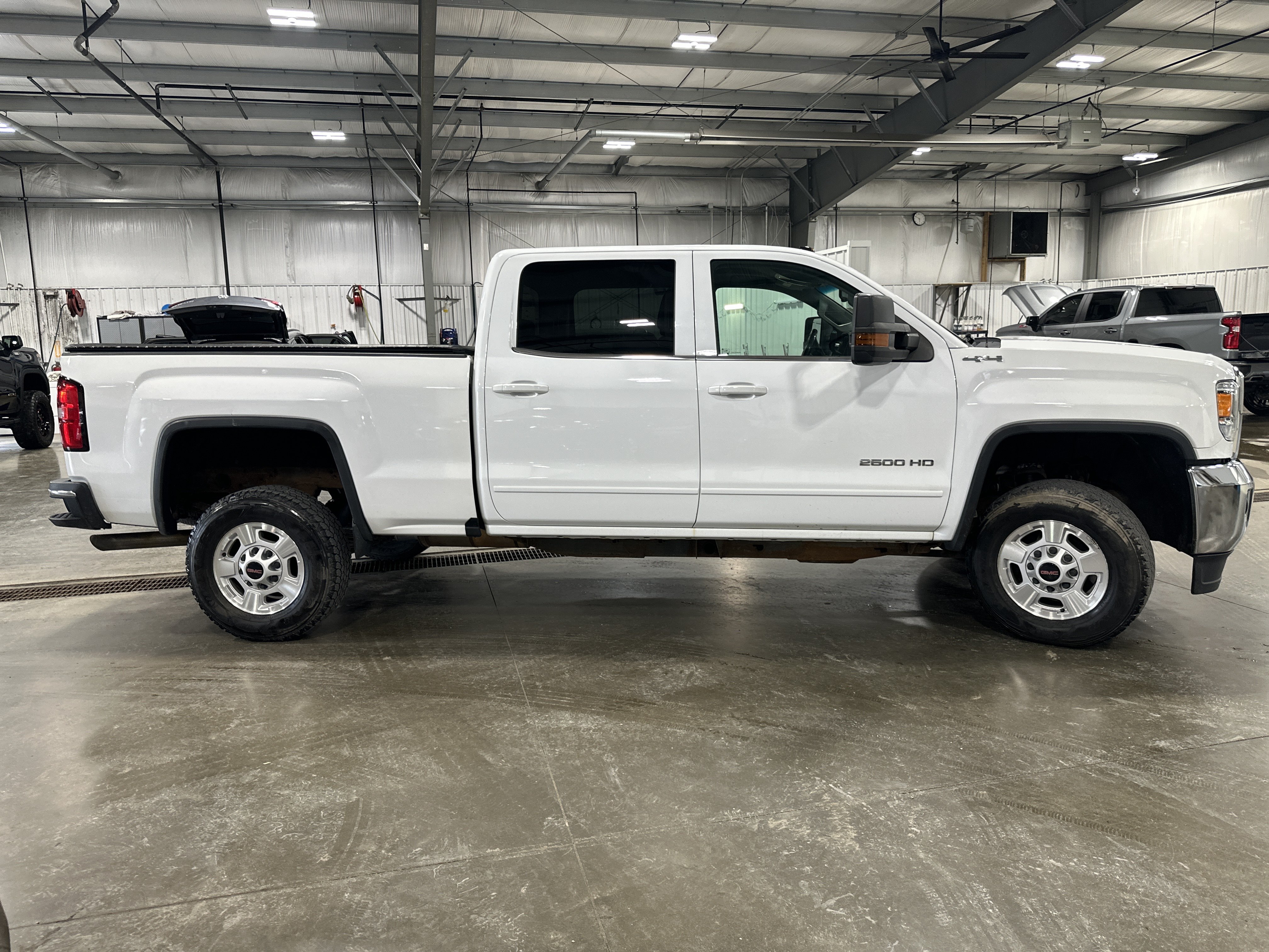 Used 2017 GMC Sierra 2500 SLE w/ HD SLE Preferred Plus Package AWD/4WD image 2