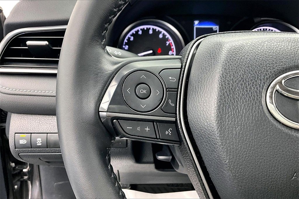 Used 2023 Toyota Camry SE image 18