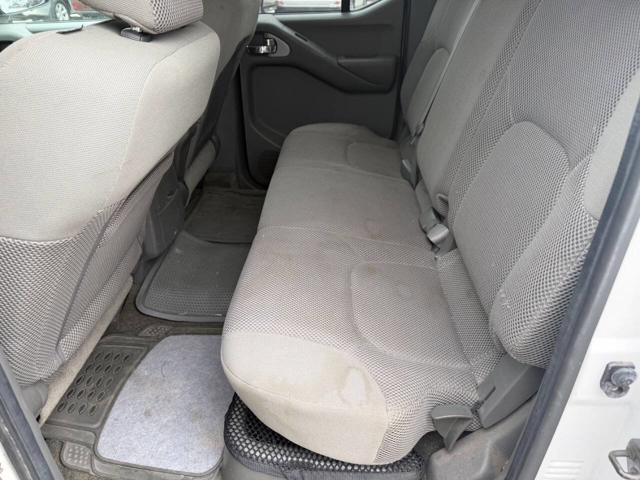 Used 2010 Nissan Frontier SE image 16