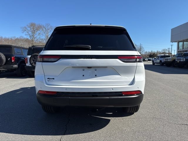 Used 2023 Jeep Grand Cherokee Altitude AWD/4WD image 5