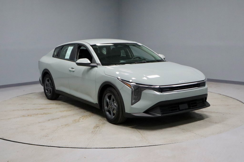 Used 2025 Kia K4 LXS image 1