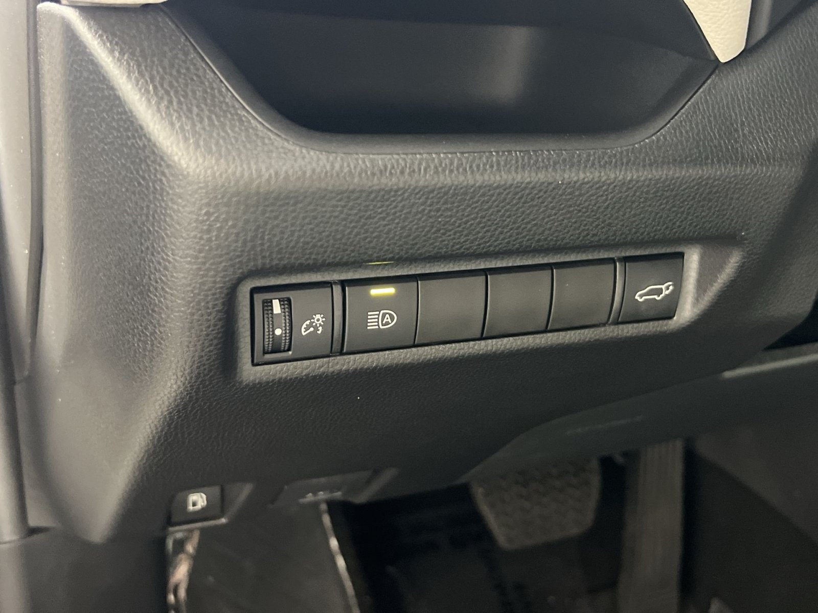 Used 2022 Toyota RAV4 XLE w/ Convenience Package AWD/4WD image 32