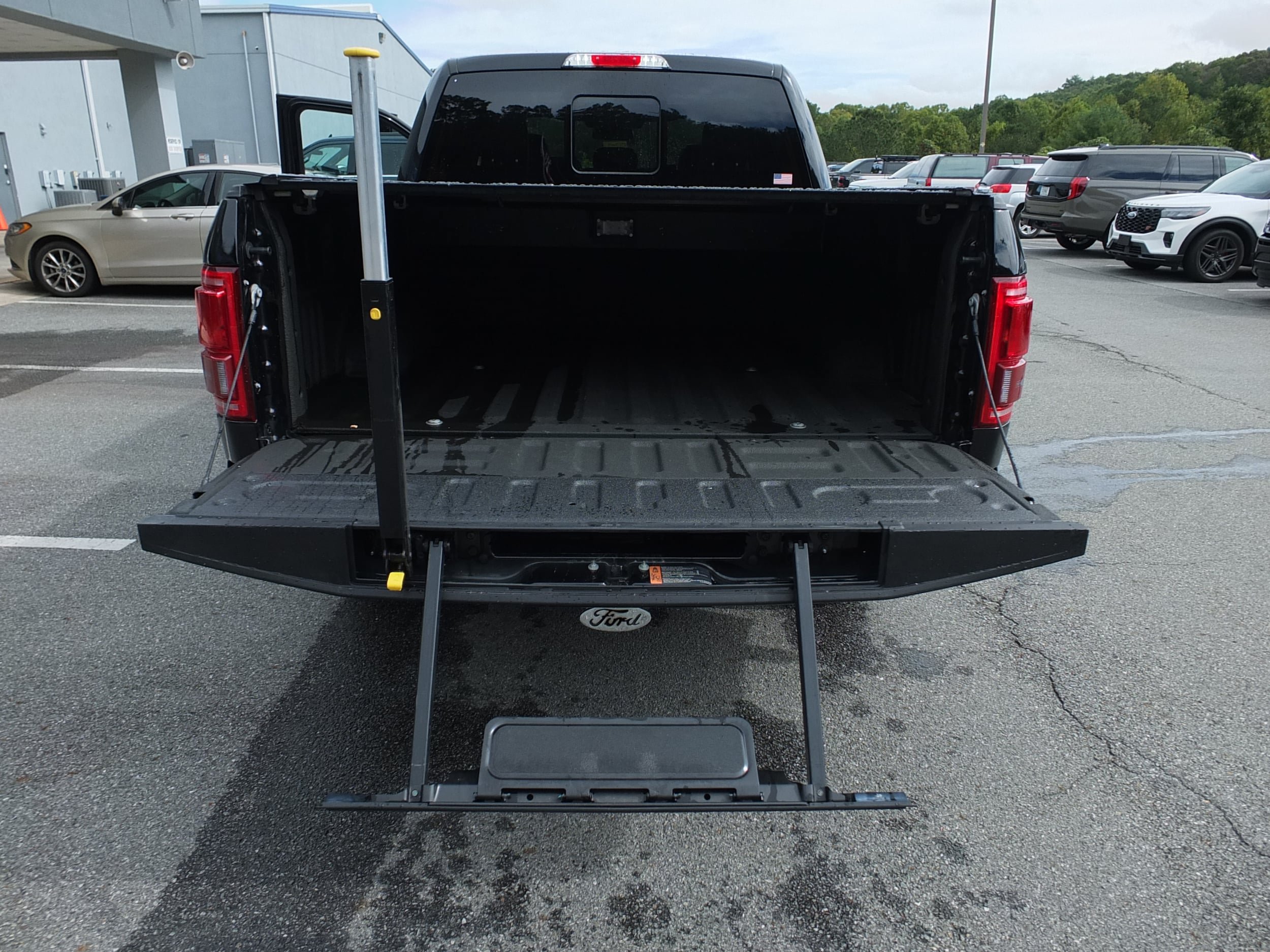 Used 2016 Ford F150 Platinum w/ Equipment Group 701A Luxury RWD image 10
