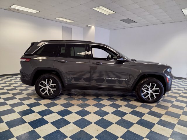 Used 2025 Jeep Grand Cherokee Limited RWD image 9