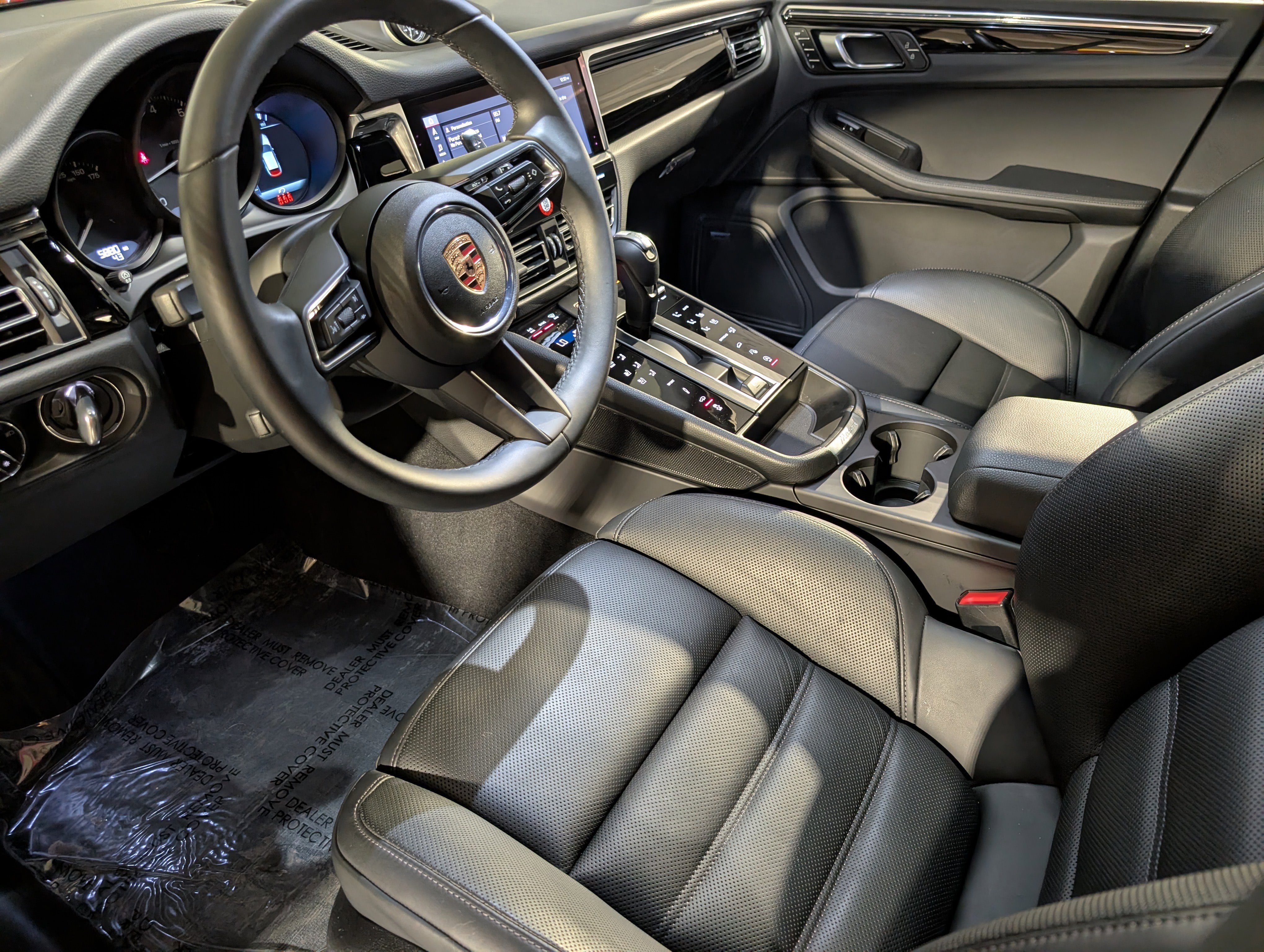 Certified 2025 Porsche Macan image 4