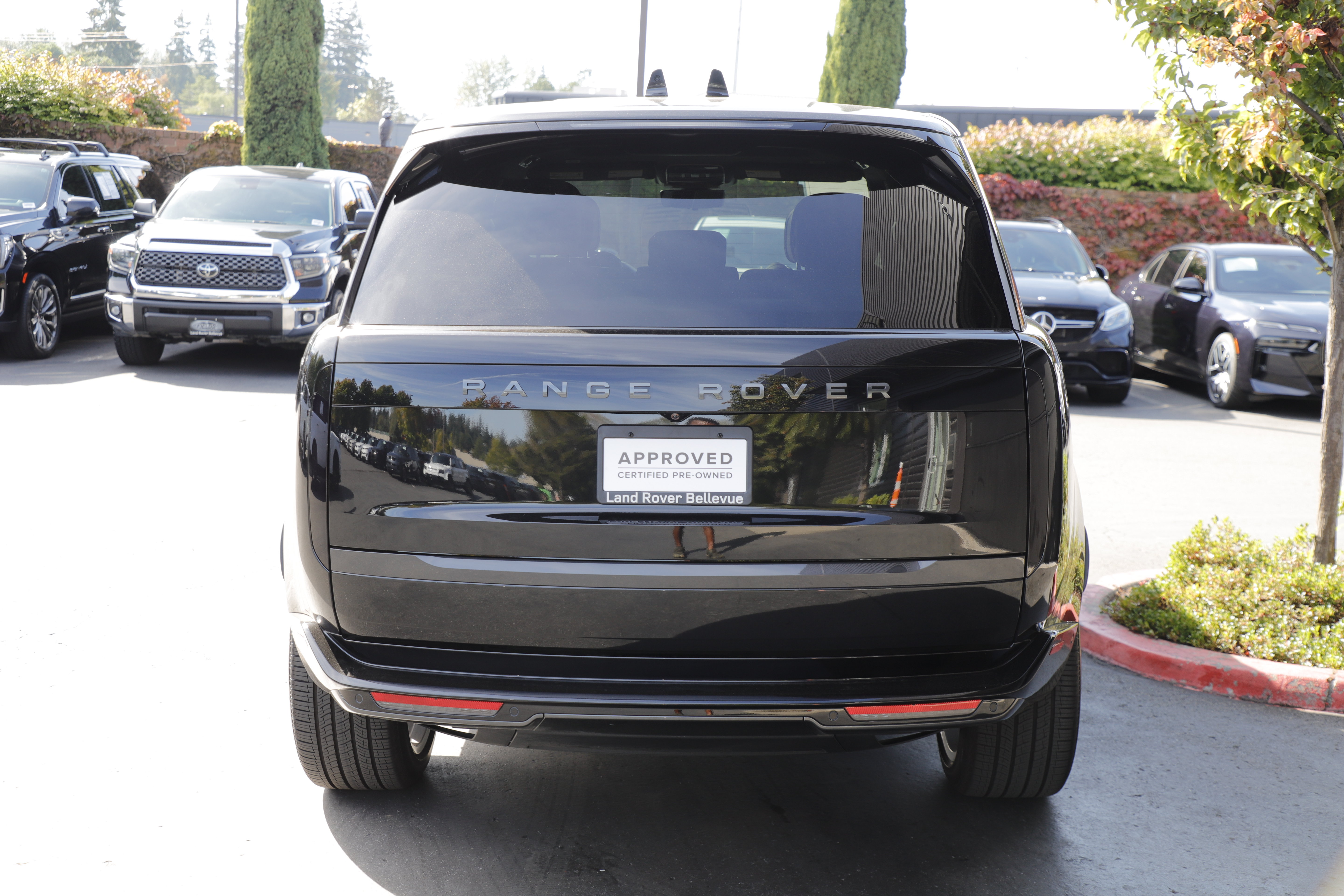 Certified 2025 Land Rover Range Rover SE AWD/4WD image 7