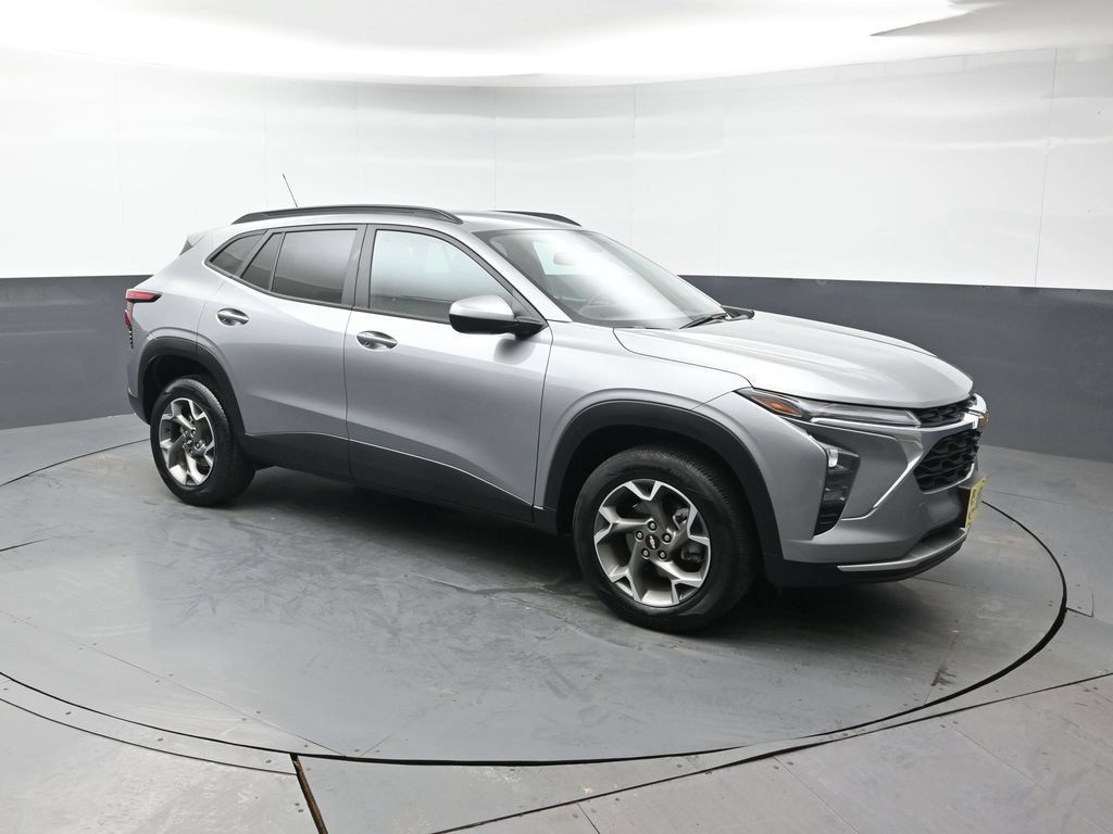 Used 2025 Chevrolet Trax LT FWD image 8