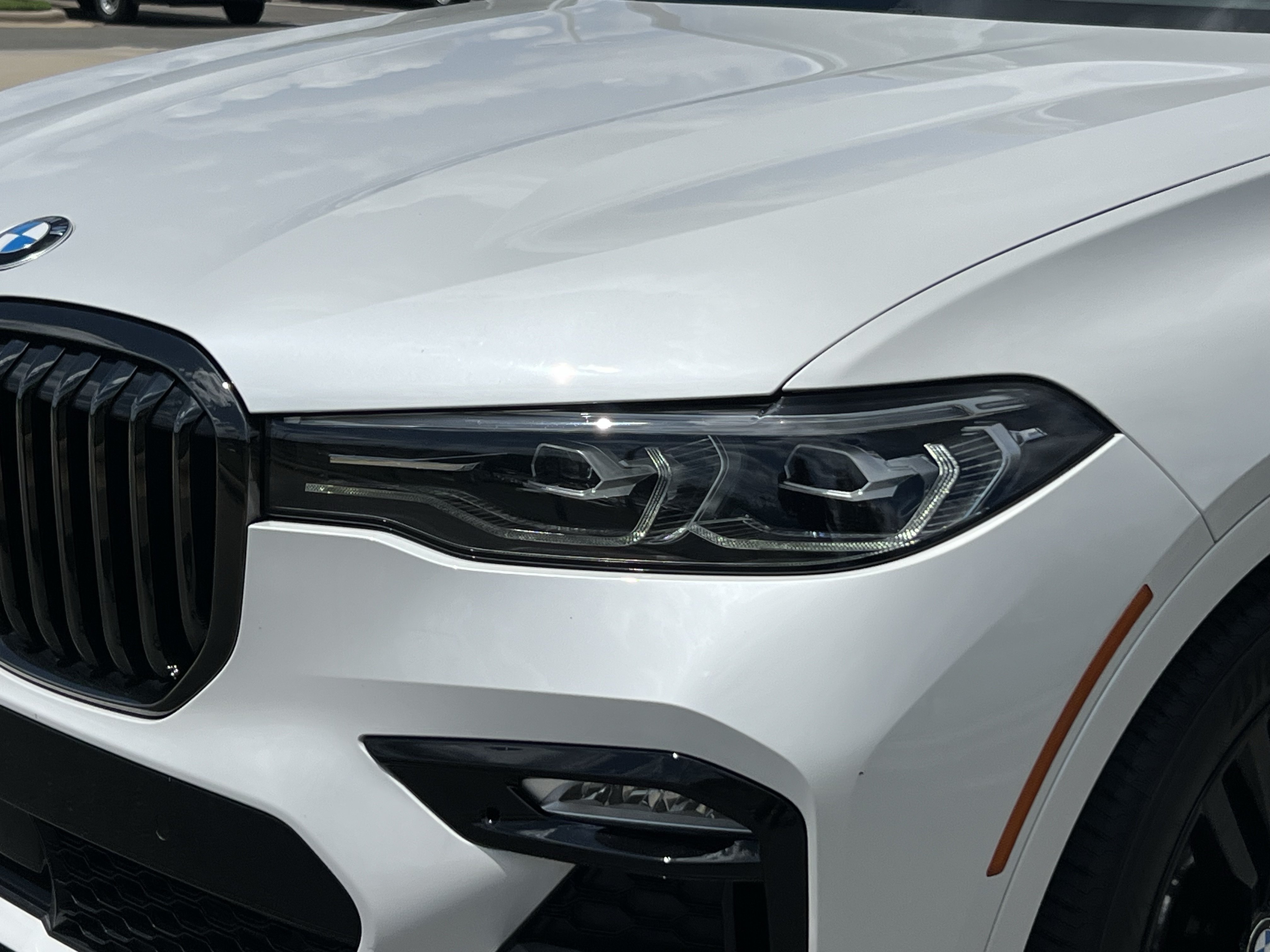 Used 2022 BMW X7 xDrive40i w/ M Sport Package AWD/4WD image 11