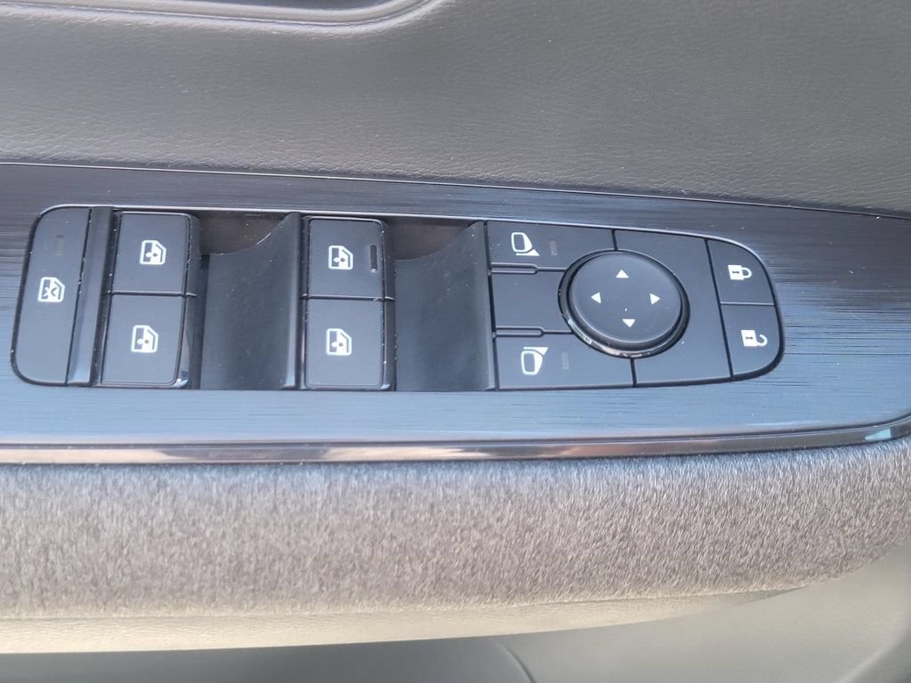 Used 2025 Nissan Kicks SV AWD/4WD image 31