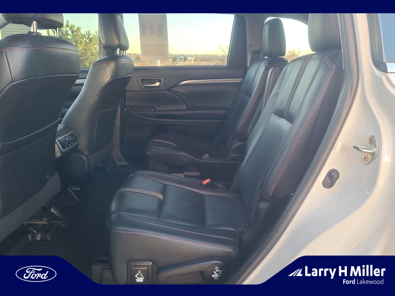 Used 2019 Toyota Highlander SE image 17