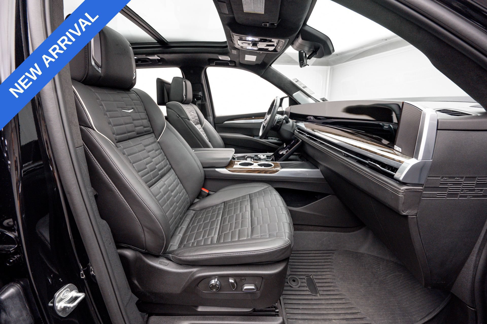 Used 2025 Cadillac Escalade Sport Platinum w/ LPO, Floor Liner Package AWD/4WD image 14