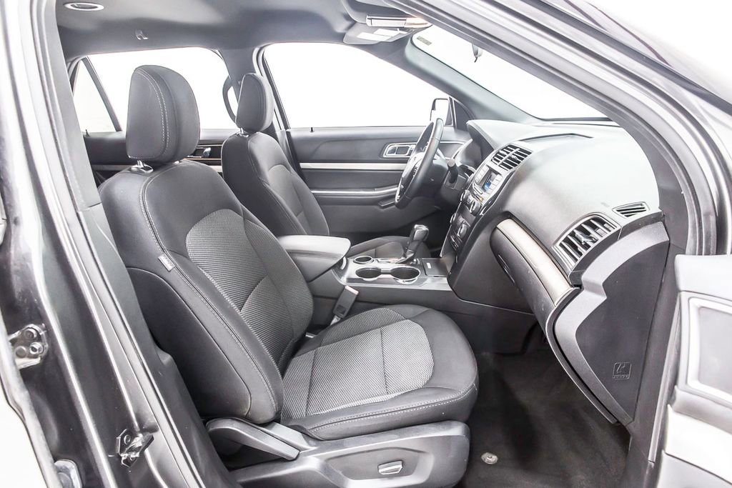 Used 2018 Ford Explorer XLT image 29