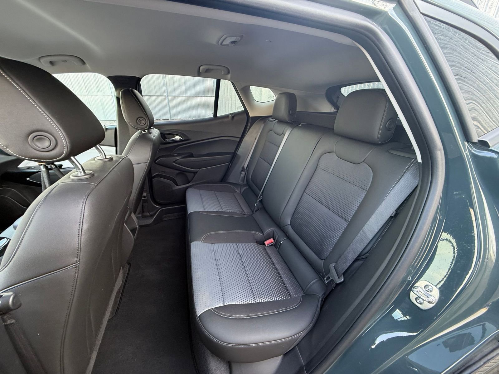 Used 2025 Chevrolet Trax LT w/ LT Convenience Package image 26