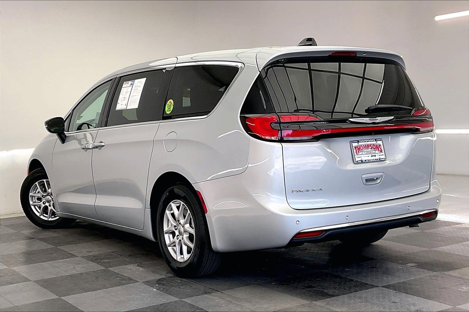 Used 2024 Chrysler Pacifica Touring-L image 10