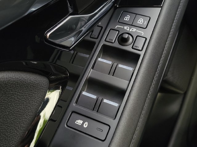 Certified 2023 Land Rover Range Rover Evoque R-Dynamic SE AWD/4WD image 24