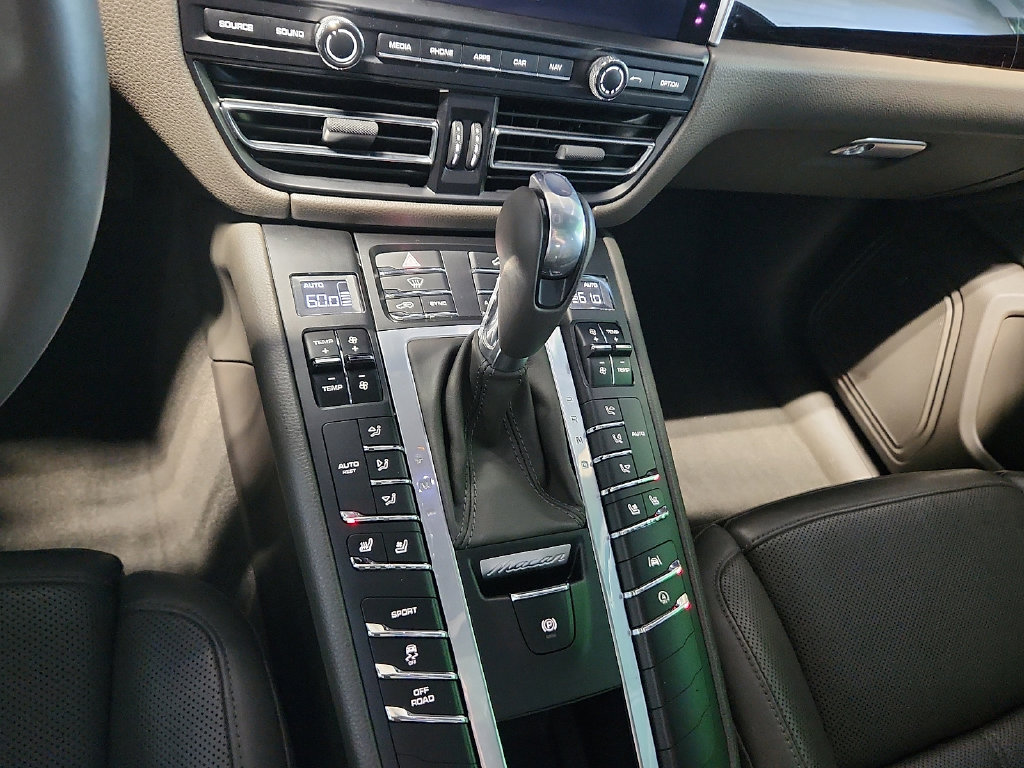 Used 2019 Porsche Macan AWD/4WD image 16