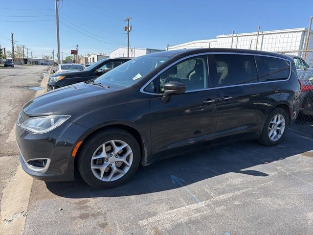 Used 2018 Chrysler Pacifica Touring Plus w/ Tire & Wheel Group FWD image 1