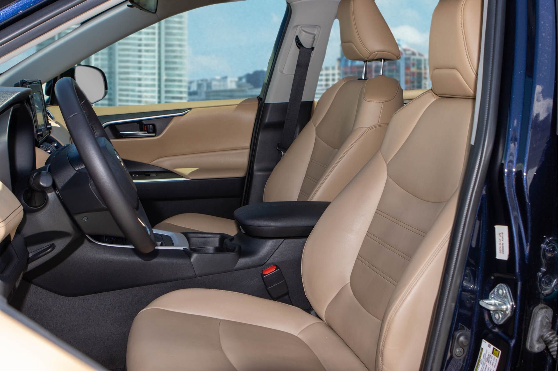 Used 2021 Toyota RAV4 XLE Premium image 16