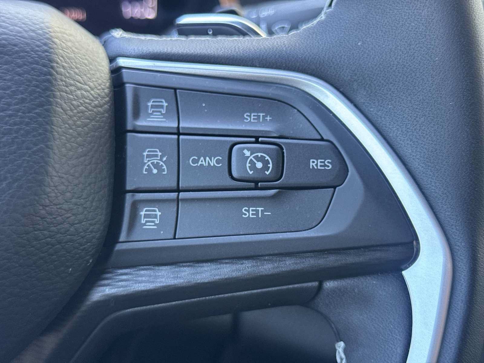Used 2025 Jeep Grand Cherokee Altitude AWD/4WD image 28