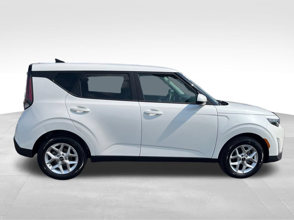 Used 2025 Kia Soul LX w/ LX Technology Package FWD image 7