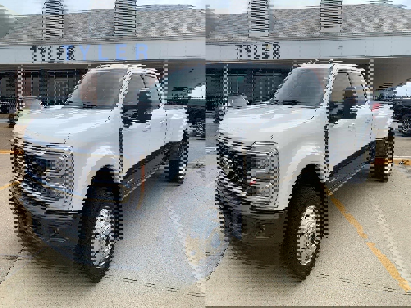 Used 2025 Ford F450 King Ranch w/ FX4 Off-Road Package image 2