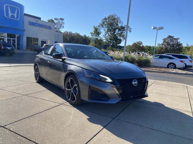 Used 2025 Nissan Altima 2.5 SR FWD image 2