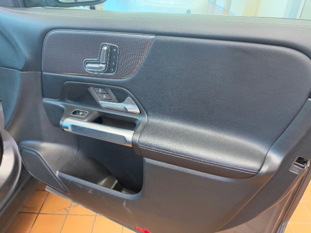 Used 2021 Mercedes-Benz GLB 250 image 32