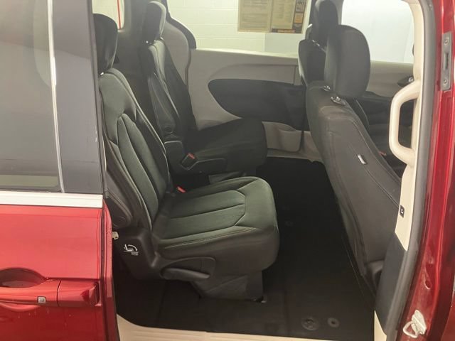 Used 2017 Chrysler Pacifica Touring FWD image 16