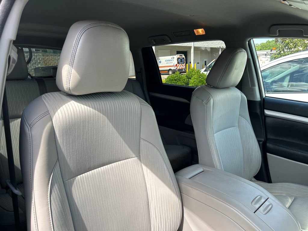 Used 2018 Toyota Highlander Plus FWD image 15