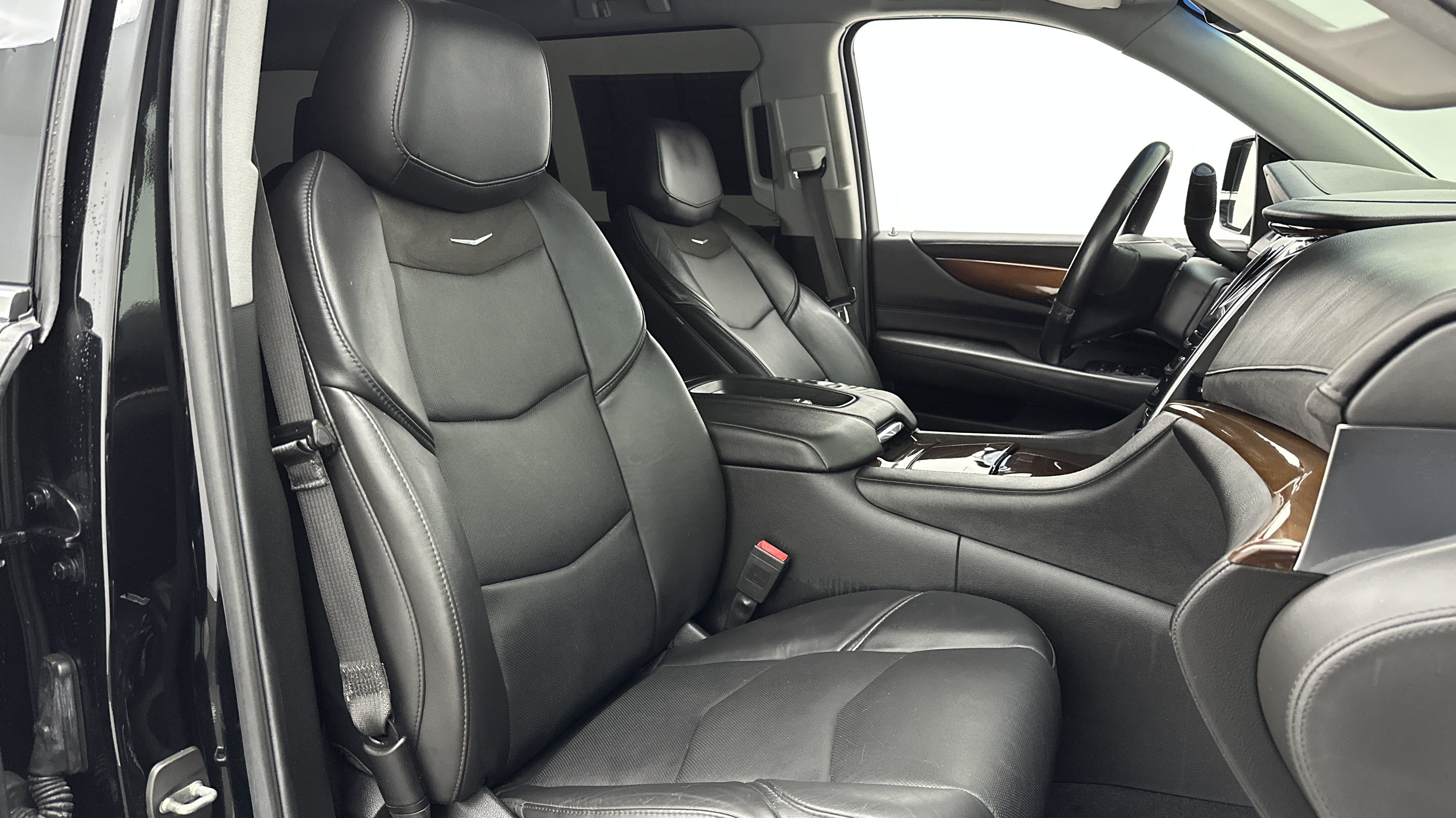 Used 2018 Cadillac Escalade ESV 4WD image 40