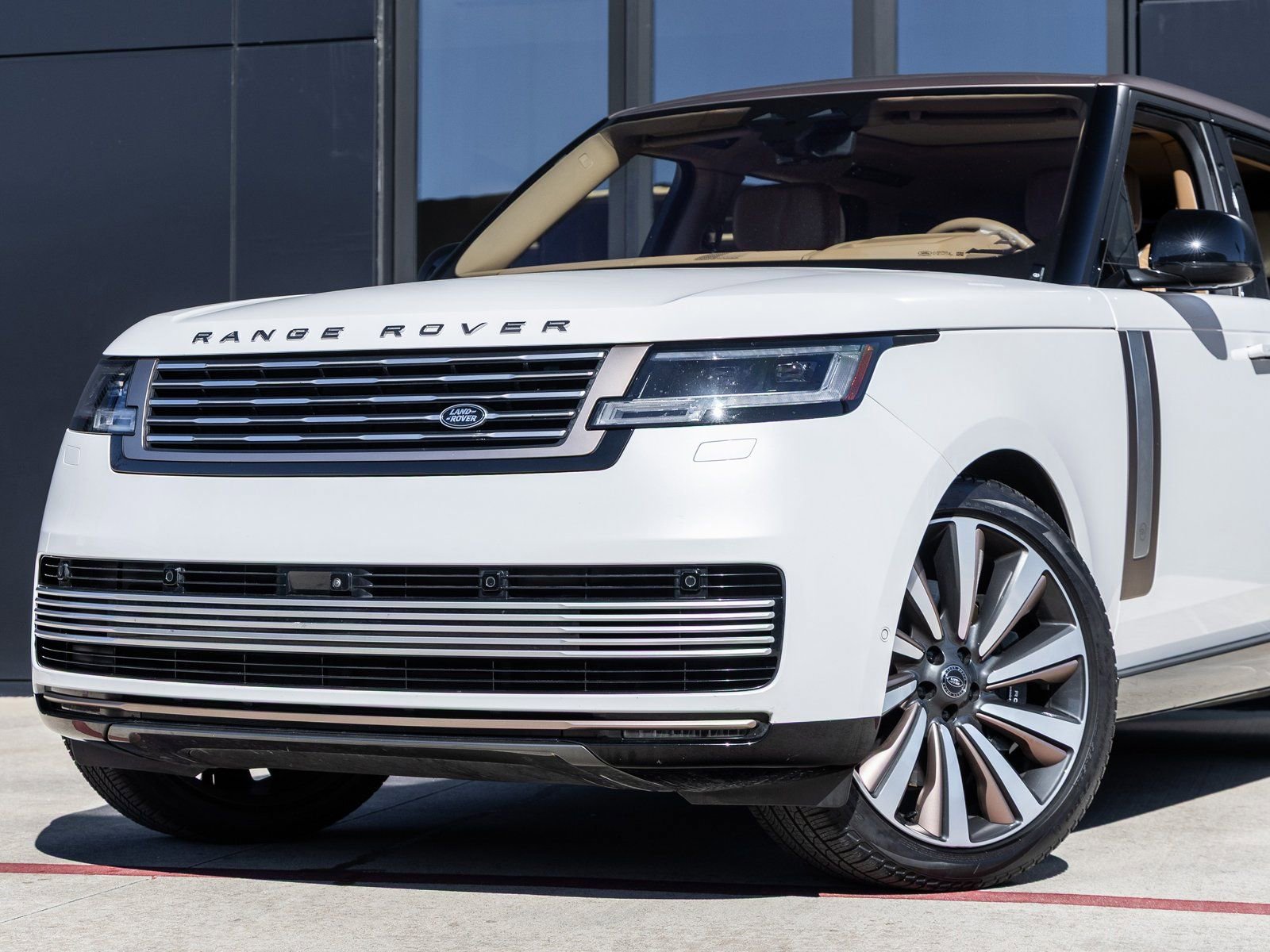 Used 2022 Land Rover Range Rover SV image 3