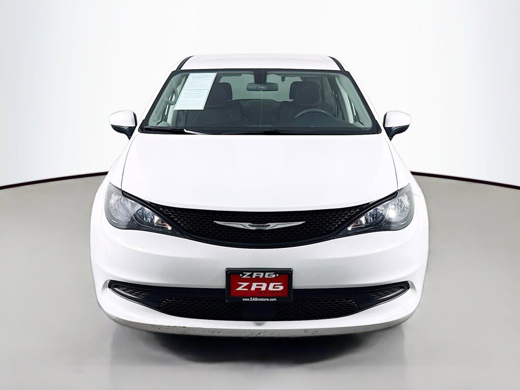 Used 2022 Chrysler Voyager LX image 8