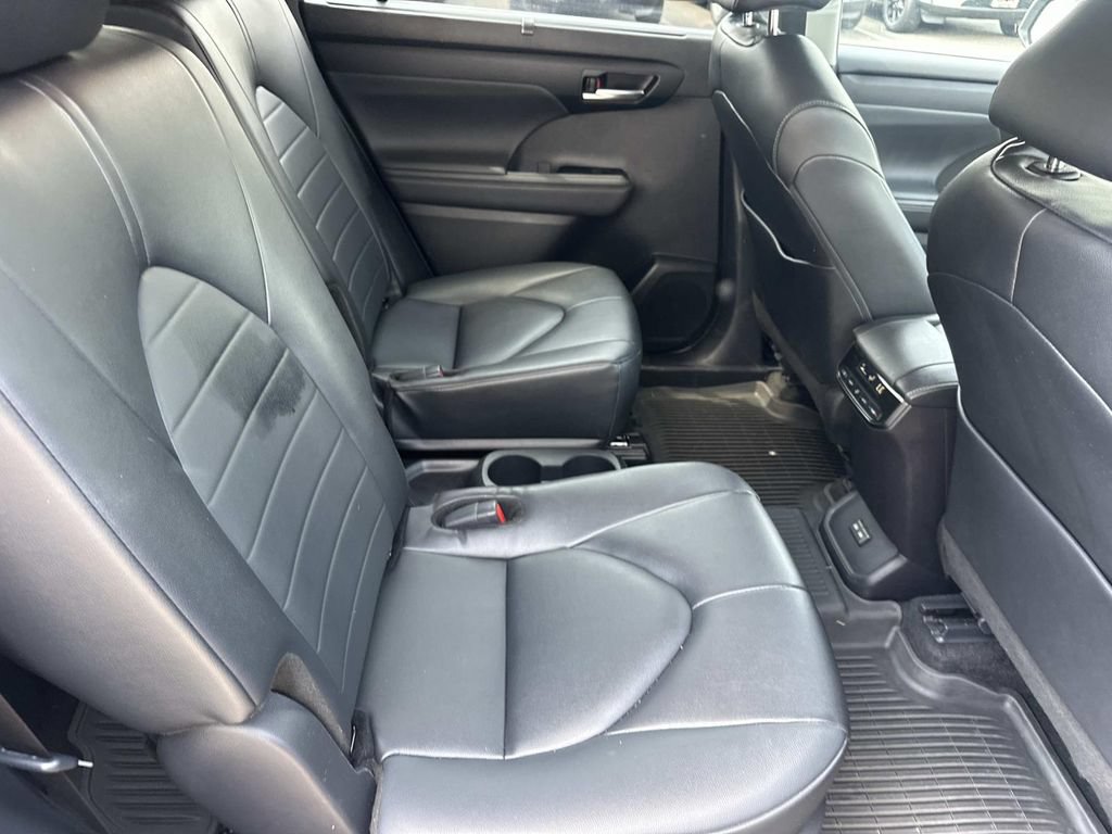 Used 2024 Toyota Highlander XLE AWD/4WD image 15