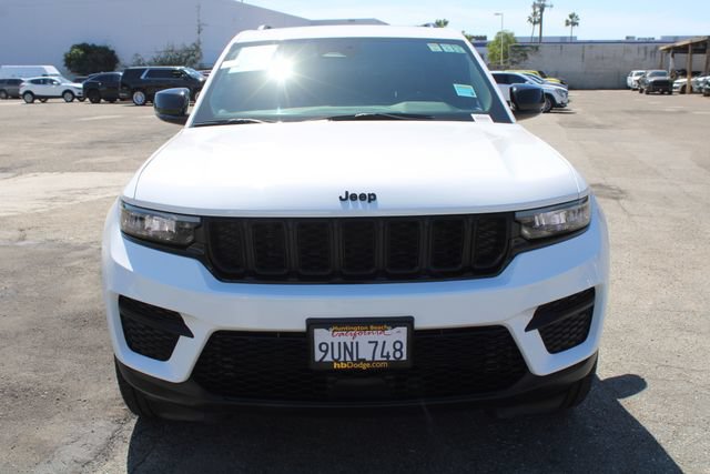Used 2025 Jeep Grand Cherokee Altitude RWD image 2
