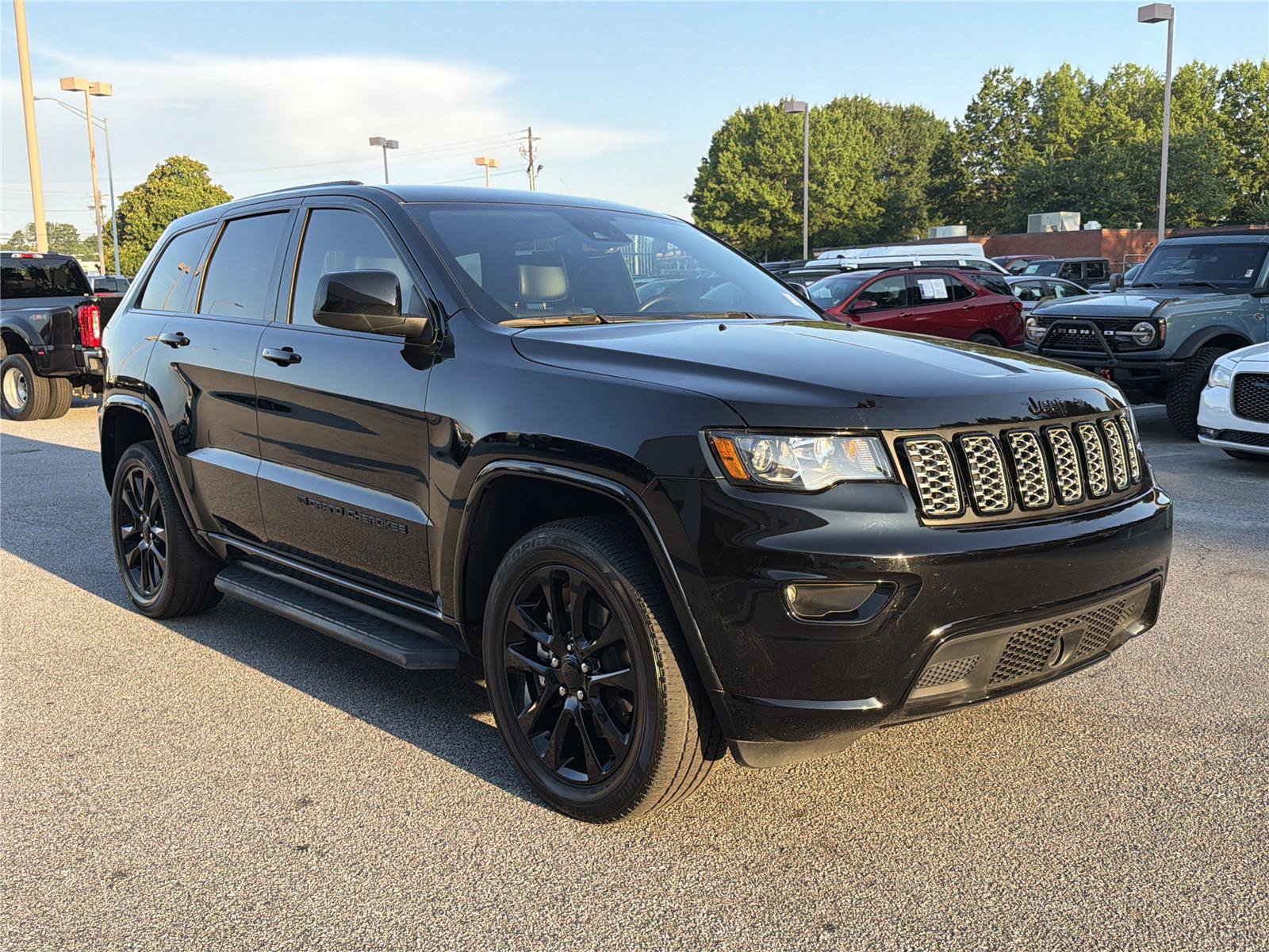 Used 2022 Jeep Grand Cherokee Laredo X AWD/4WD image 3